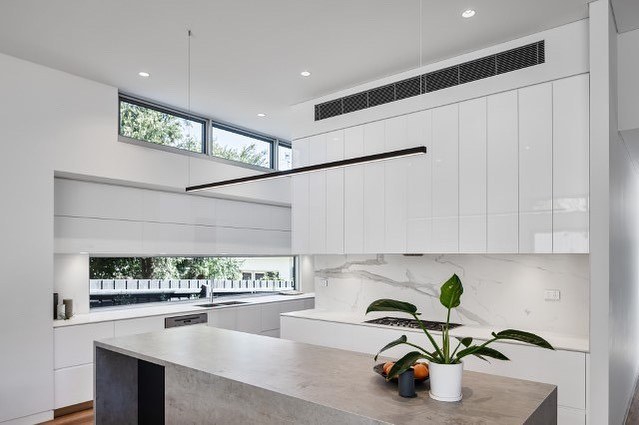 Camden Residence in Hawthorne is minimalistic kitchen perfection. 
 
Architect: Boon Tung 
📷 @jamiezollo 
@darkonlighting
⠀⠀⠀⠀⠀⠀⠀⠀⠀
#LAD #lightanddesign #lighting #architecturallighting #design #architecture