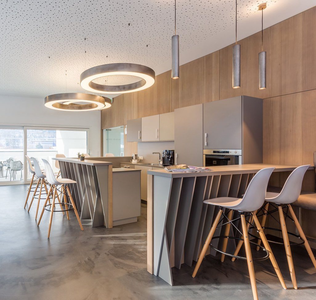 The Vahle Deto HQ in Austria features an impressive design. 
⠀⠀⠀⠀⠀⠀⠀⠀⠀
Architect: Konturgut - Manfred Walder
Photography: Julian Höck 
⠀⠀⠀⠀⠀⠀⠀⠀⠀
#LAD #lightanddesign #lighting #architecturallighting #design #architecture
