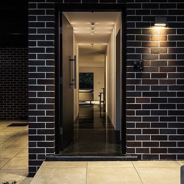 Creative lines of light illuminate this house in Sydney, simple enhancement of both interior and exterior spaces 
@iguzzini 
⠀⠀⠀⠀⠀⠀⠀⠀⠀
Photography: @rohanvenn
⠀⠀⠀⠀⠀⠀⠀⠀⠀
 #LAD #lightanddesign #lighting #architecturallighting #design #architecture